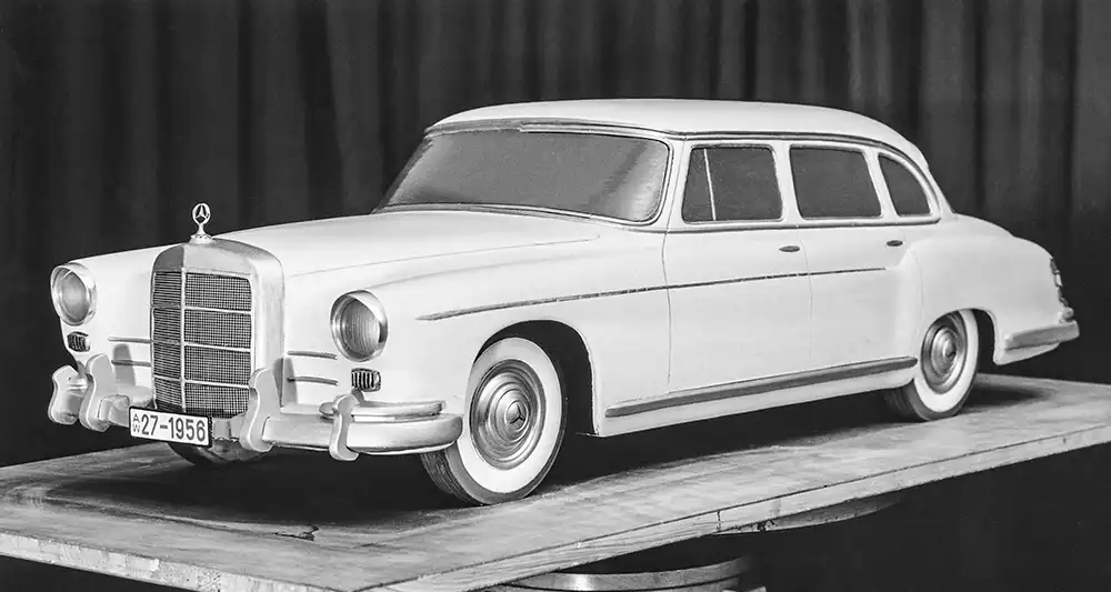 Bereits 1955 begann de Entwicklung eines neuen Mercedes-Benz-Spitzenmodells, Chefingenieur Fritz Nallinger wollte die Baureihe W 100 oberhalb Mercedes 300 (W 186/189) „Adenauer“ positionieren.