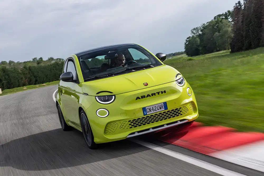 Der Abarth 500e kostet als Limousine 37.990 Euro und als Cabrio 40.990 Euro.