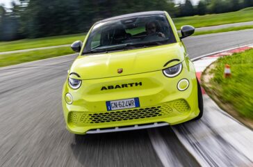 Der Abarth 500e geht dermaßen knackig ums Eck, lässt sich präzise lenken und klebt durch seinen niedrigen Schwerpunkt gefühlt so gut am Asphalt, dass man gar nicht mehr aussteigen möchte