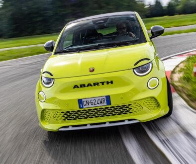 Der Abarth 500e geht dermaßen knackig ums Eck, lässt sich präzise lenken und klebt durch seinen niedrigen Schwerpunkt gefühlt so gut am Asphalt, dass man gar nicht mehr aussteigen möchte