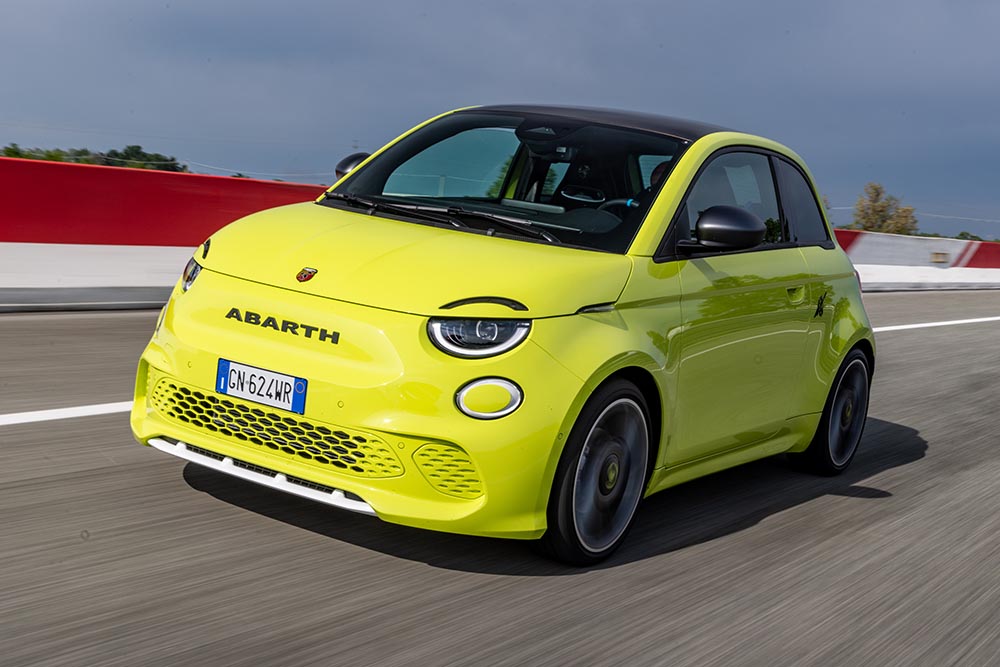 Es war nur eine Frage der Zeit, bis sich Fiats sportliche Schwestermarke Abarth auch den elektrischen 500 schnappt und nach ihrem Gusto überarbeitet.