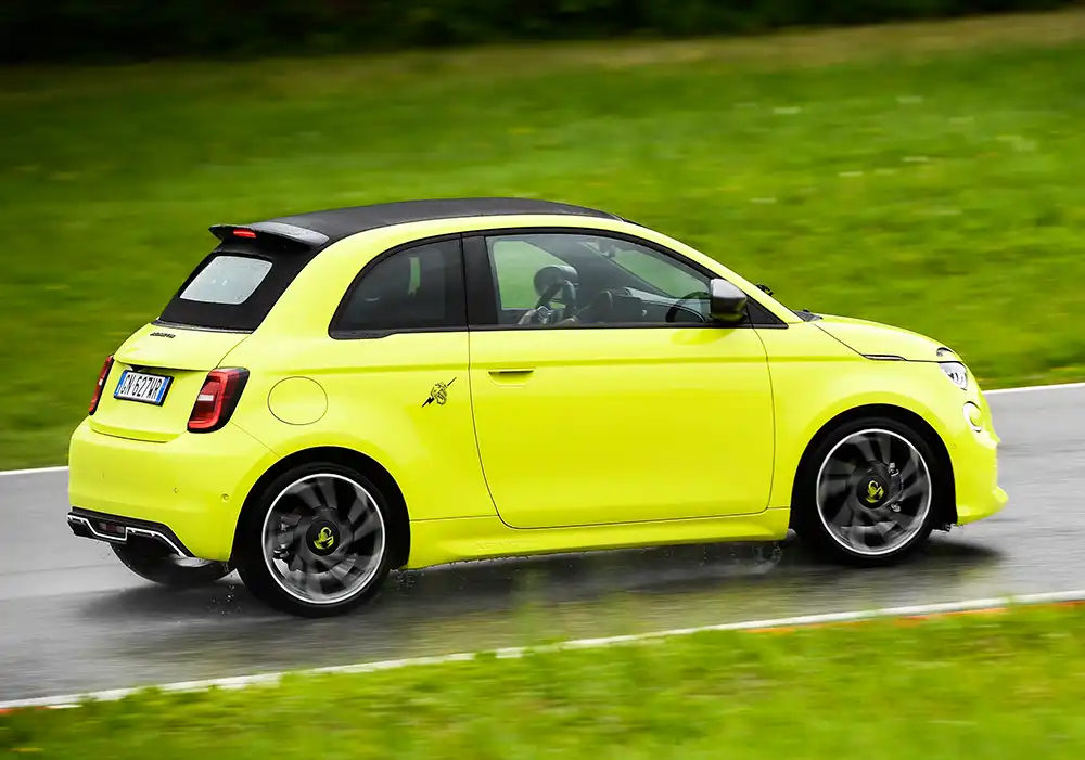 Der Elektromotor im Abarth 500e leistet 114 kW/155 PS.