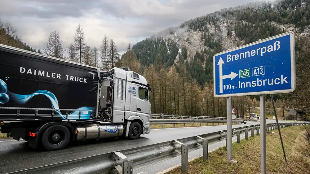 „GenH2“ steht auf dem silbernen Koloss und statt über einem 15,6 Liter großen Diesel-Motor mit mehr als 500 PS thront der Trucker über zwei mit Wasserstoff betriebenen Brennstoffzellen, die zwei E-Motoren mit jeweils 450 PS speisen. 