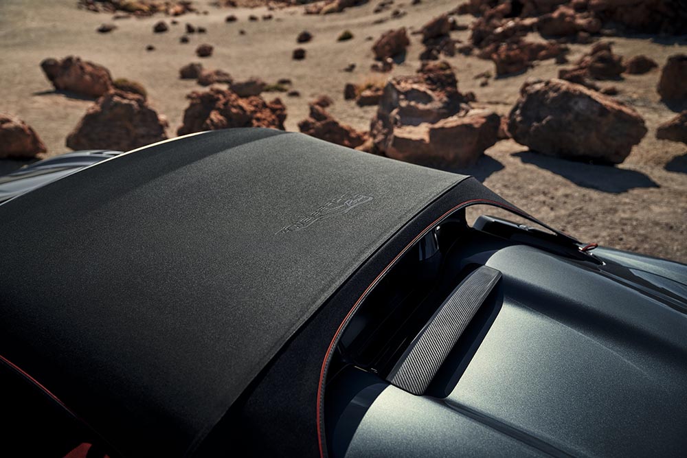 Nach hinten geöffnet: Das Dach ist nur bis 200 km/h freigegeben.