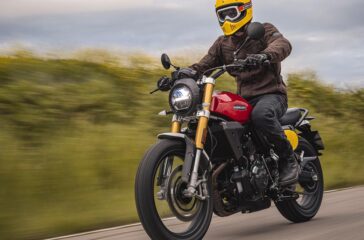 Der Mix aus traditionellen Stilelementen und modernen Beigaben wirkt harmonisch und unterstreicht die puristische Ausstrahlung