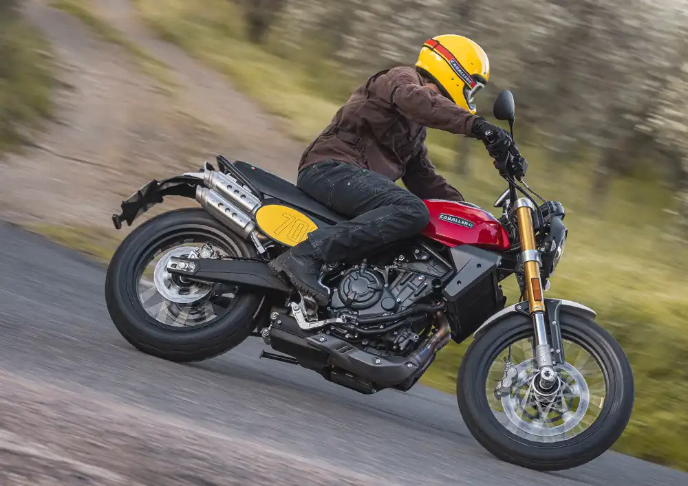 Beim Platznehmen kommt typisches Scrambler-Feeling in der geraden Sitzbank in 83 Zentimetern Höhe auf.