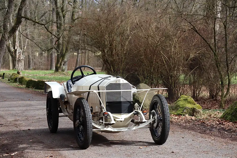 Eine Berliner Sammlerin hat den weißen Mercedes 6/40/65 PS und seinem gerade mal 65 PS starken 1,5-Liter-Vierzylinder nach Kassel gebracht: Mit diesem Fahrzeug gewann 1924 Karl Kappler das Rennen.