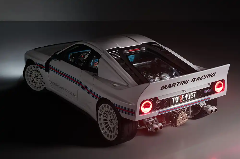 Unter anderem die frei zur Schau gestellte Technik am Heck ist eine Hommage an die Rally-Version des Lancia 037.