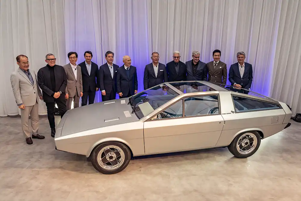 Giorgetto Giugiaro (Vierter von rechts) war bei der Enthüllung des restaurierten Pony Coupé, den er einst in den 70er-Jahren für Hyundai entworfen hat, anwesend.