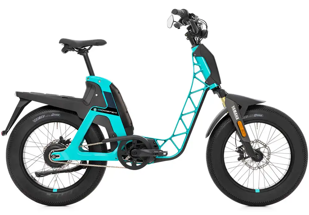 Mit der Formgebung des luftigen Aluminium-Druckguss-Frontrahmens schlägt Yamaha stilistisch eine Brücke zu frühreren Mofas.