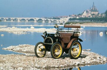 1898: In einer kleinen Gartenwerkstatt baut Louis Renault als Einundzwanzigjähriger sein erstes Auto, die kleine Voiturette