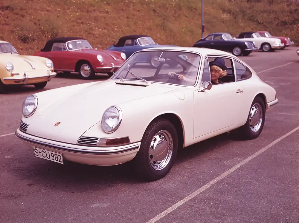 Der 911 mit seinem Vorgänger 356 im Hintergrund.