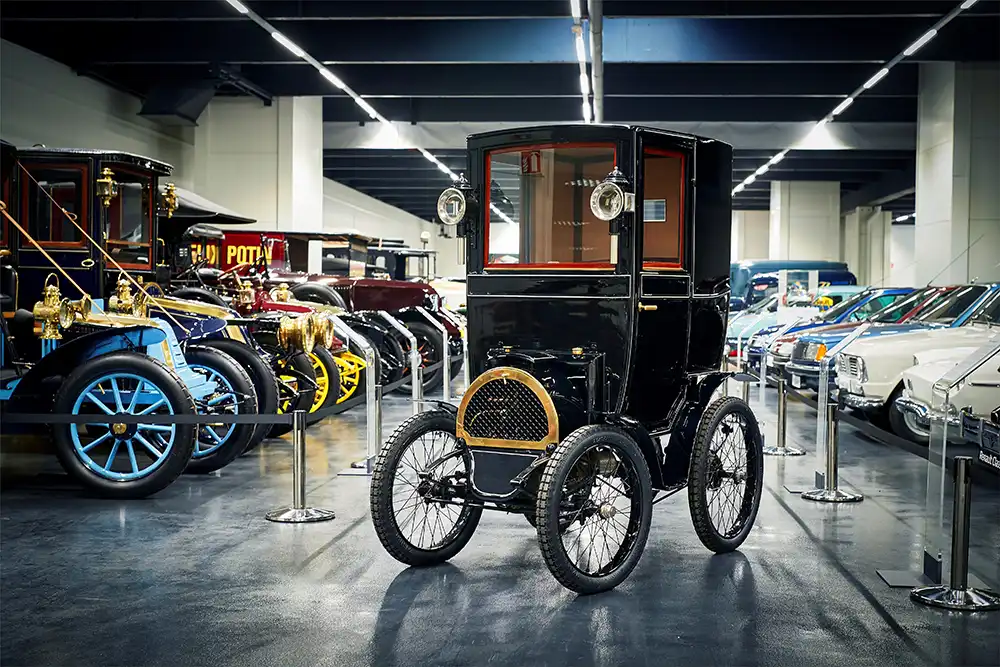 1900: Marktstart für den Renault Typ B, einem Coupé mit 1,90 Meter Länge und 1,80 Meter Höhe.
