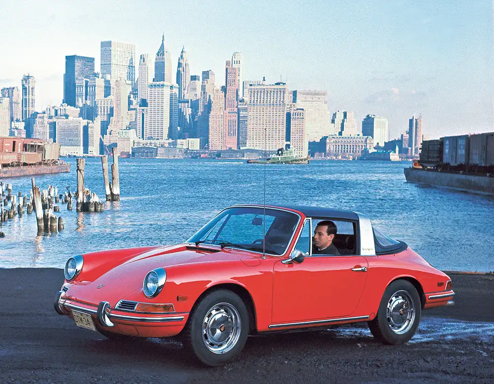 Auf der IAA 1965 präsentiert Porsche den 911 Targa als „erstes Sicherheitscabriolet der Welt“ mit einem gut 20 Zentimeter breiten Überrollbügel.