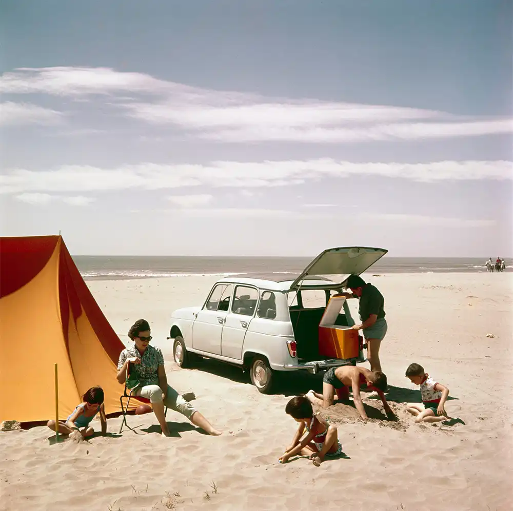 1961: Auf der Frankfurter IAA debütiert der Renault 4, der über 30 Jahre lang in mehr als acht Millionen Einheiten gebaut wird.