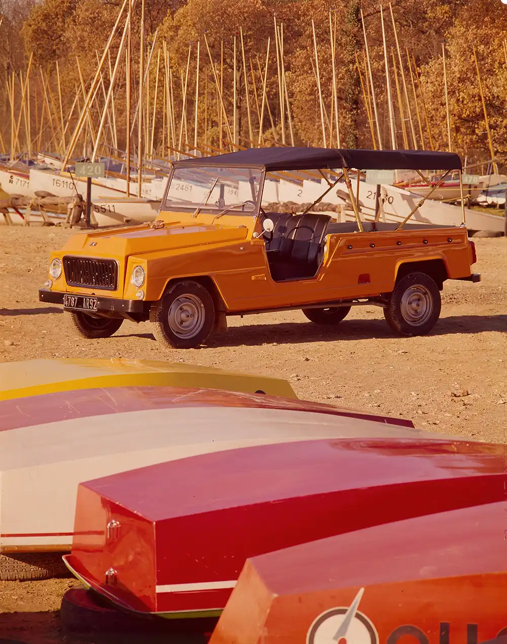 1970: Als neuer Konkurrent zum seit zwei Jahren gebauten Jagd- und Strandauto Citroen Méhari startet der bis 1980 gebaute Renault 4 Rodeo, der 1971 den Renault 4 Plein Air ablöst.