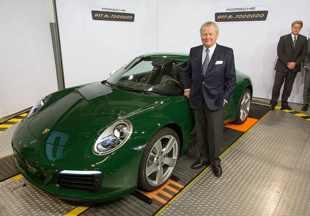 Wolfgang Porsche neben dem einmillionsten Elfer.