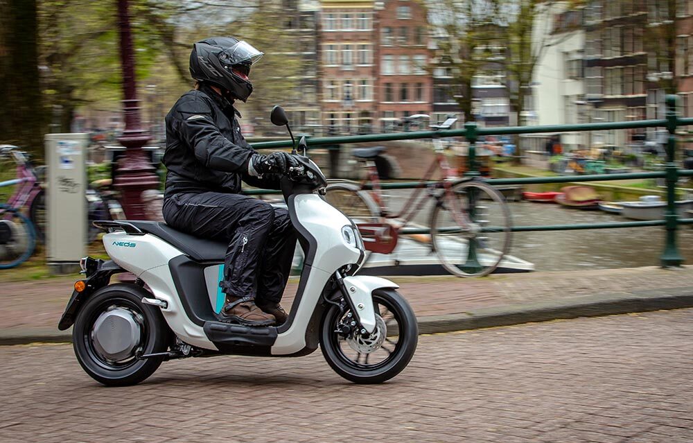 In Amsterdam sollen künftig neue Roller nur noch fahren dürfen, wenn sie elektrisch angetrieben werden