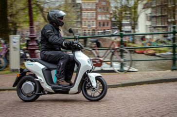 In Amsterdam sollen künftig neue Roller nur noch fahren dürfen, wenn sie elektrisch angetrieben werden