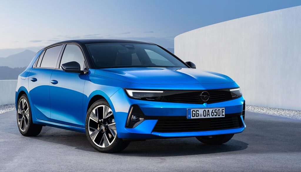 Opel öffnet die Bestellbücher für den batterieelektrischen Astra. Der kompakte Stromer ist in der bislang einzig erhältlichen Ausstattungsvariante GS ab 45.060 Euro bestellbar