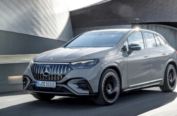 Der neue Mercedes-AMG EQE 53 4MATIC+ SUV (Vorläufige Angaben WLTP | Stromverbrauch kombiniert: 27,8–22,6 kWh/100 km; CO2-Emissionen kombiniert: 0 g/km; Elektrische Reichweite: 375–470 km); Exterieur : MANUFAKTUR alpingrau uni ; Interieur: Leder Nappa AMG - schwarz / spacegrau;Vorläufige Angaben WLTP | Stromverbrauch kombiniert: 27,8–22,6 kWh/100 km; CO2-Emissionen kombiniert: 0 g/km; Elektrische Reichweite: 375–470 km* The new Mercedes-AMG EQE 53 4MATIC+ SUV (Provisional data WLTP | combined electrical consumption: 27.8–22.6 kWh/100 km; combined CO2 emissions: 0 g/km; Electrical range: 375–470 km); exterior: MANUFAKTUR alpine grey solid; interior: AMG nappa leather - black / space grey;Provisional data WLTP | combined electrical consumption: 27.8–22.6 kWh/100 km; combined CO2 emissions: 0 g/km; Electrical range: 375–470 km*