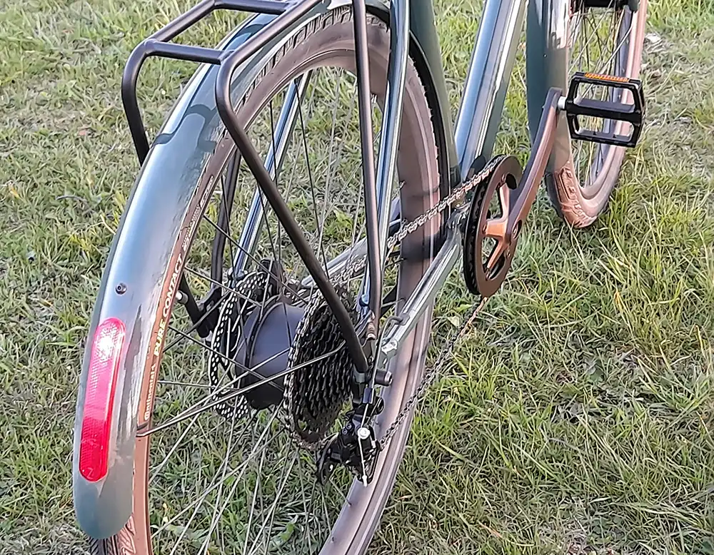 Klassisch gebogen: das Rücklicht am serienmäßigen Stout-Schutzblech.