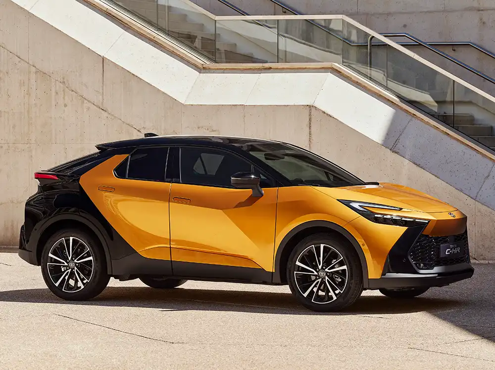 Die neue Generation des CH-R ist im Design nicht minder mutig als die erste, übernimmt viel von der Studie Prologue, die Toyota Ende 2022 zeigte.