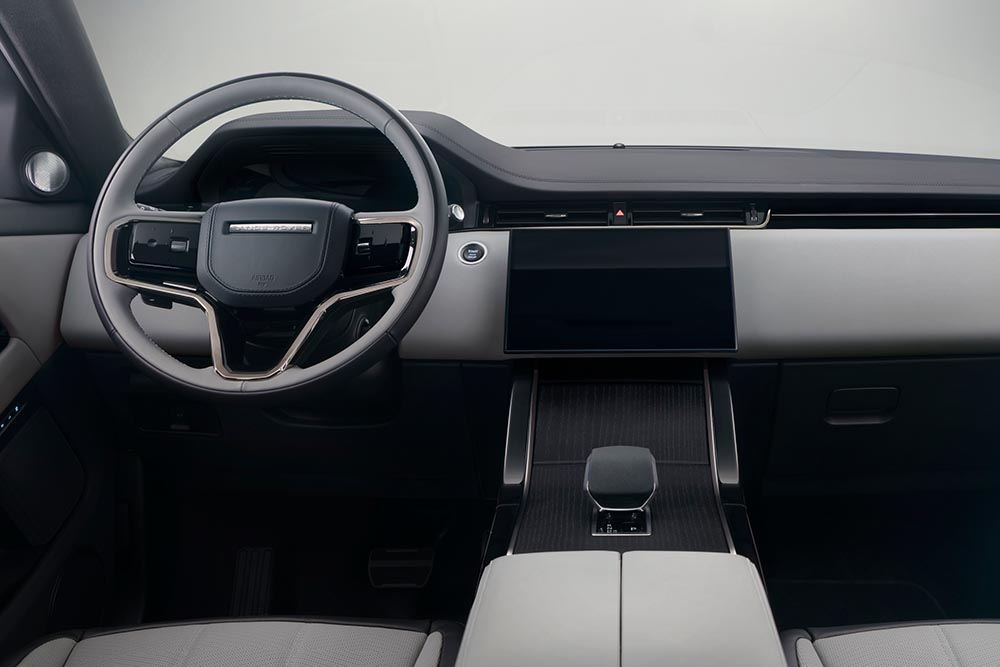 Deutlich aufgeräumter präsentiert sich der Arbeitsplatz. In der Mittelkonsole ist die Bedieneinheit der Klimaanlage in das gewachsene Display gewandert, was Platz für ein Staufach geschaffen hat.