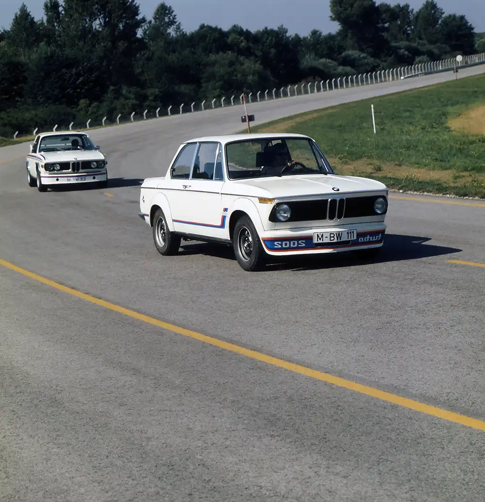 Vorne der 2002 Turbo, hinten der 3.0 CSL.