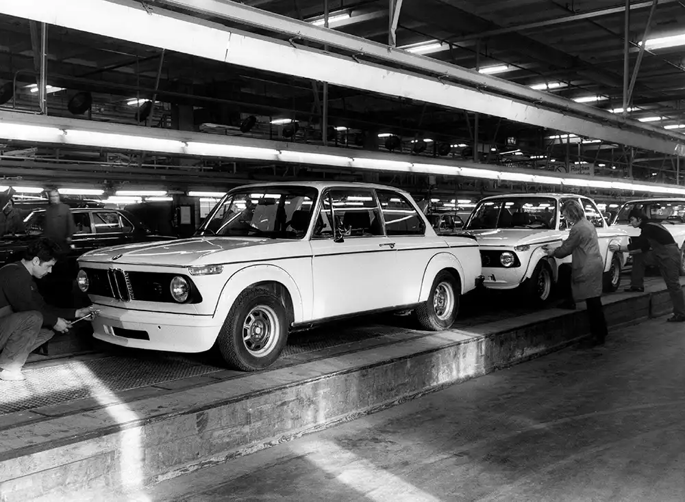 Im Werk wird der Frontspoiler montiert.