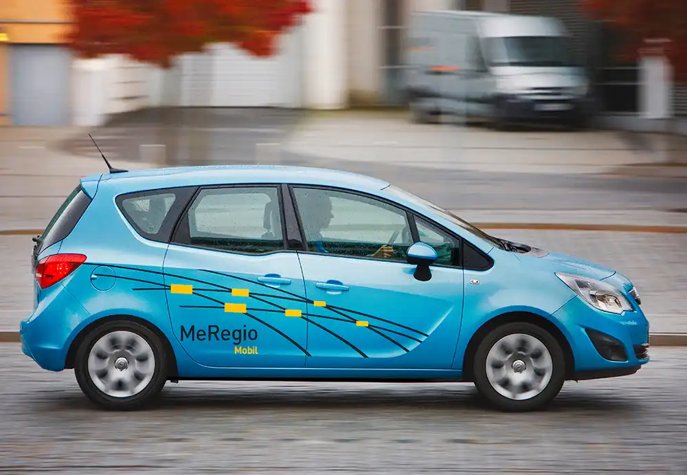 2010 Opel beteiligte sich mit dem E-Meriva am Projekt MeRegioMobil, bei dem ermittelt werden soll, wie E-Fahrzeuge in intelligente Stromnetze (sogenannte Smart Grids) integriert werden können.