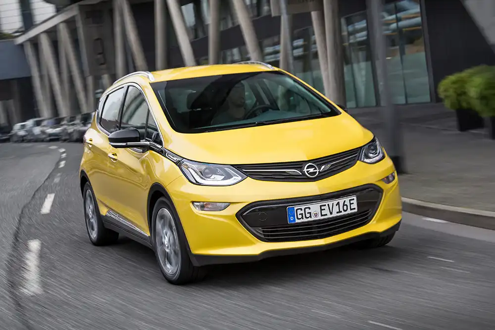 Der Opel Ampera-e debütierte auf dem Pariser Autosalon 2016 mit einer im Segment konkurrenzlosen Reichweite von 423 Kilometern (WLTP) und 150 kW/204 PS starkem Elektromotor.