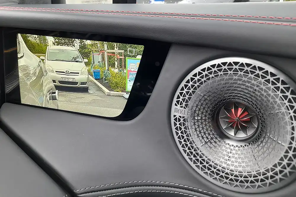 Das Bild der Rückspiegel-Kamera wird auf einem Bildschirm in der Tür angezeigt.