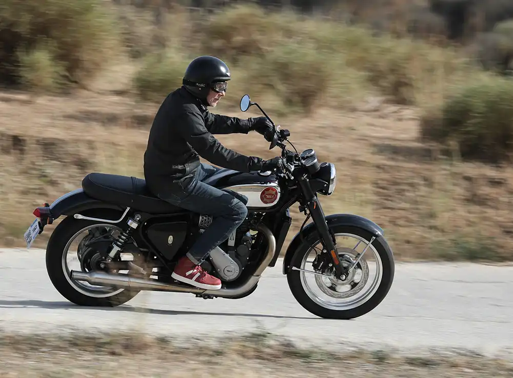 Mit 45 PS und 55 Newtonmetern steht der Single ausreichend gut im Futter, konsequent haben die Macher der BSA Gold Star in Indien auf einen sechsten Gang verzichtet.