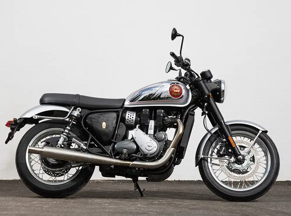 BSA Gold Star: Auf der klassisch durchgehenden Sitzbank mit dem Soziushaltegurt alter Schule herrscht reichlich Bewegungsspielraum für ein nostalgisch anmutendes Ambiente.