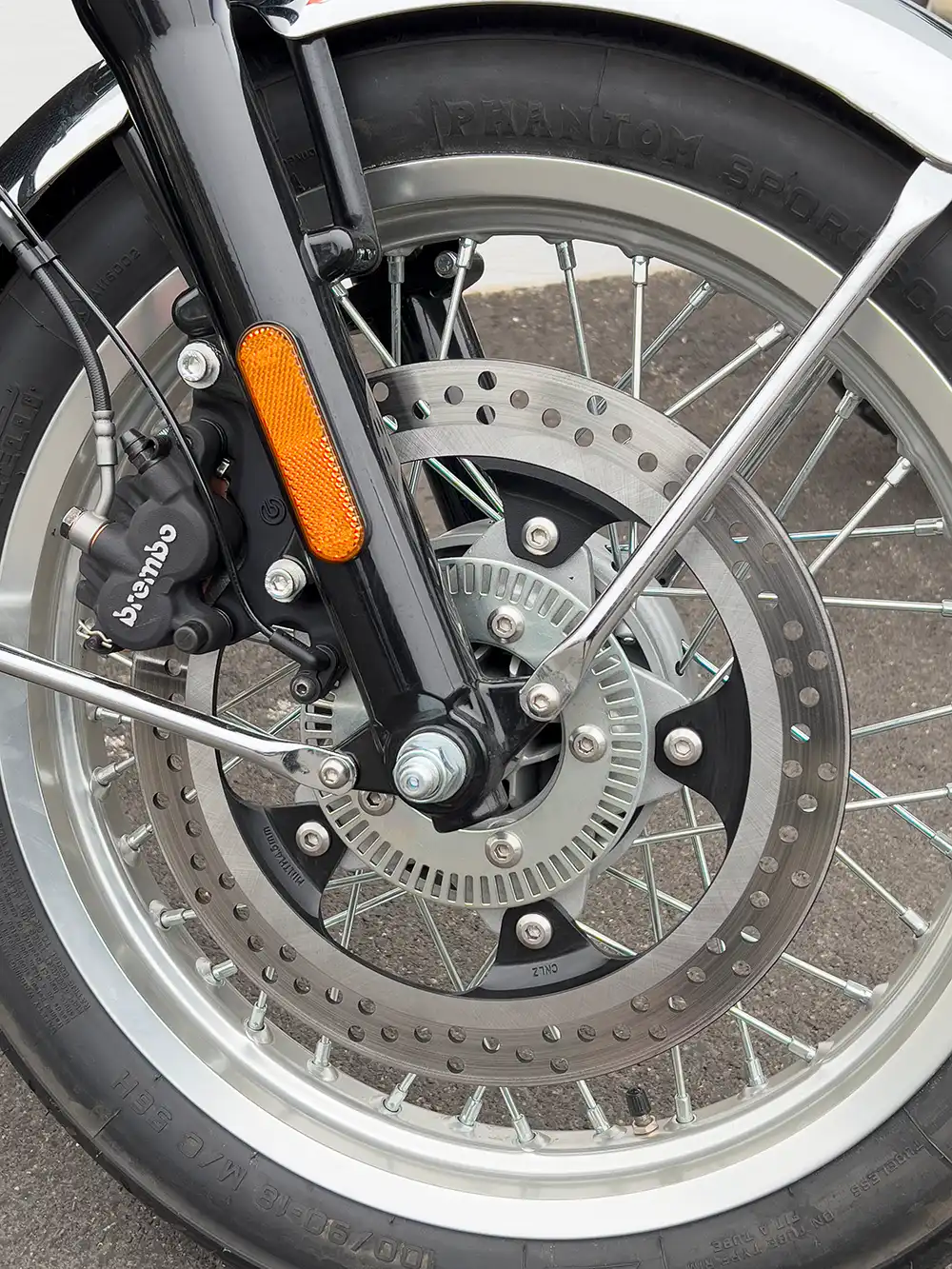 Die Stopper der BSA Gold Star steuert zwar Brembo bei, ihr Zugriff weckt jedoch Erinnerungen an selige Trommelbremszeiten.