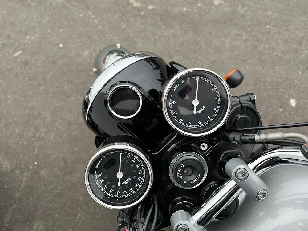 Dünn bemessene Moderne gibt’s bei der Instrumentierung in Form winziger Displays für Kilometerzähler und Tankanzeige, integriert in die beiden verchromten analogen Rundinstrumente.