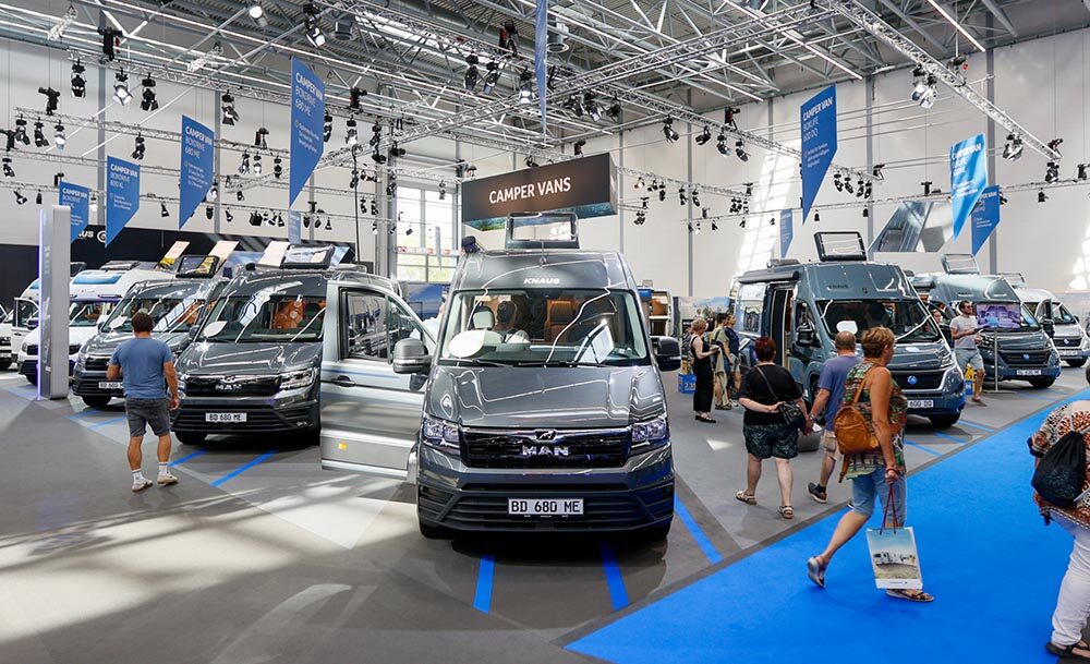 Erstmals in seiner 61jährigen Messegeschichte knackt der CARAVAN SALON DÜSSELDORF die 700er-Marke: 736 Aussteller aus 34 Ländern werden vom 27. August bis 4. September 2022 (26. August Preview Day) die internationale Branche nahezu vollständig mit vielen Highlights abbilden. Damit ist die Düsseldorfer Messe die weltweit größte Veranstaltung für die mobile Freizeit. In 16 Messehallen, auch das ist ein Rekord, werden Freizeit-Fahrzeuge und Ausrüstung für jeden Geschmack und jedes Budget präsentiert. Neben Reisemobilen, Caravans und Campervans gehören Fahrzeugtechnik, Komponenten und Ausbauteile, Zelte, Mobilheime, Caravaning- und Campingzubehör & Equipment, Outdoorbekleidung und -ausrüstung, Tourismus-Destinationen sowie Naturregionen, Camping- und Stellplatzangebote zum Angebot.