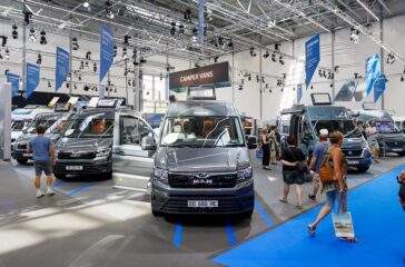 Erstmals in seiner 61jährigen Messegeschichte knackt der CARAVAN SALON DÜSSELDORF die 700er-Marke: 736 Aussteller aus 34 Ländern werden vom 27. August bis 4. September 2022 (26. August Preview Day) die internationale Branche nahezu vollständig mit vielen Highlights abbilden. Damit ist die Düsseldorfer Messe die weltweit größte Veranstaltung für die mobile Freizeit. In 16 Messehallen, auch das ist ein Rekord, werden Freizeit-Fahrzeuge und Ausrüstung für jeden Geschmack und jedes Budget präsentiert. Neben Reisemobilen, Caravans und Campervans gehören Fahrzeugtechnik, Komponenten und Ausbauteile, Zelte, Mobilheime, Caravaning- und Campingzubehör & Equipment, Outdoorbekleidung und -ausrüstung, Tourismus-Destinationen sowie Naturregionen, Camping- und Stellplatzangebote zum Angebot.