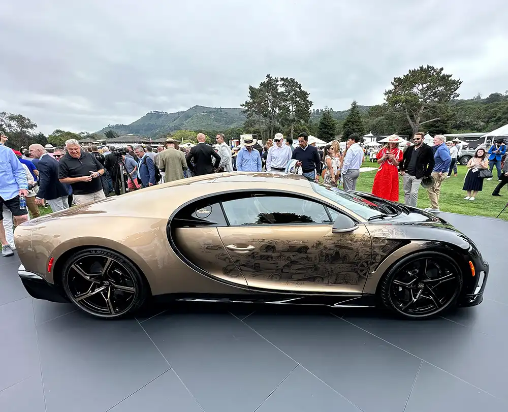 Als wäre ein Bugatti Chiron an sich nicht schon auffällig genug, hat ein nicht genannter Kunde auch noch Skizzen aller wichtigen Bugatti-Modelle aus der gesamten Firmengeschichte auf die Türen pinseln lassen.