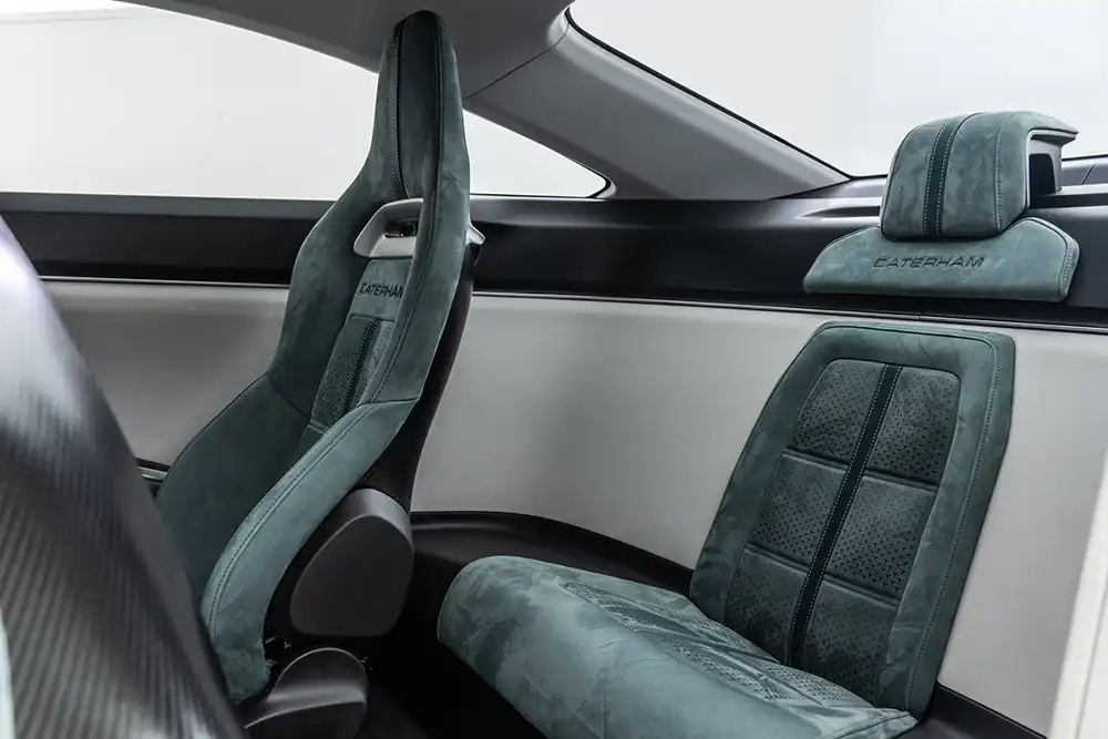 Im Fond gibt es eine Rückbank mit einem Sitz. Zwei Sitze wären alternativ möglich.