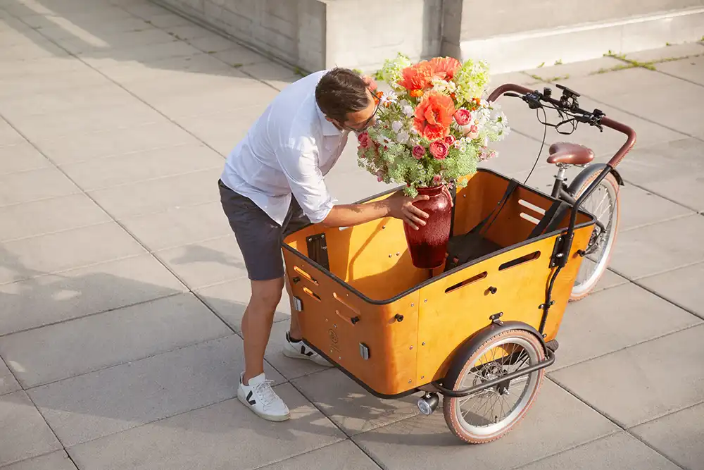 Rund 3.800 Euro kostet das Dreirad mit großer Holzbox und Bafang-Antrieb.