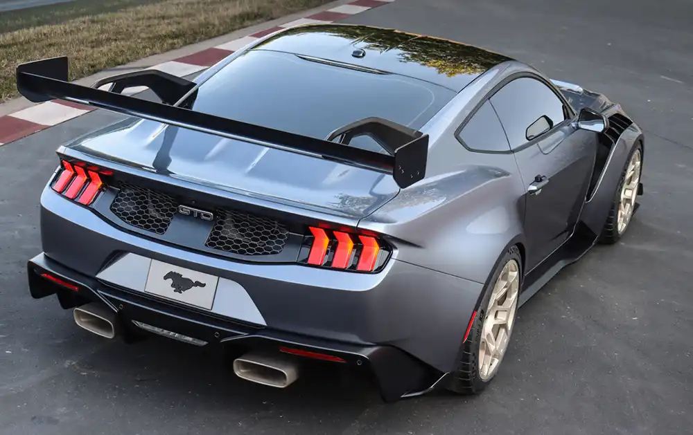 Hinten gibt es einen großen Flügel.