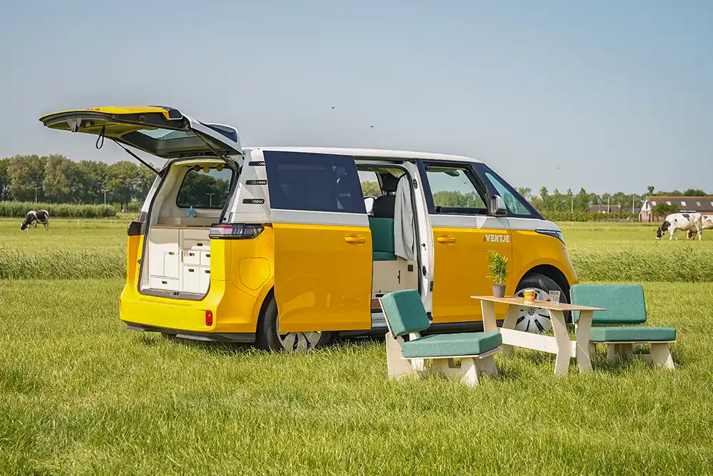 Tesla Model Y als Elektro-Camper: Tesla-Fan baut Elektro-SUV mit Bett und  Küche aus -  News