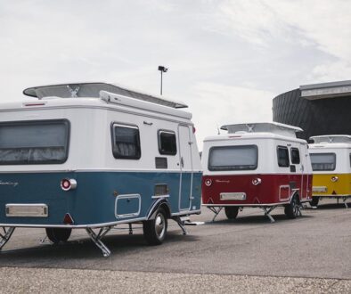 Mit bunten Wänden strahlt der Eriba Touring nun mehr Wirtschaftswunder-Fröhlichkeit aus