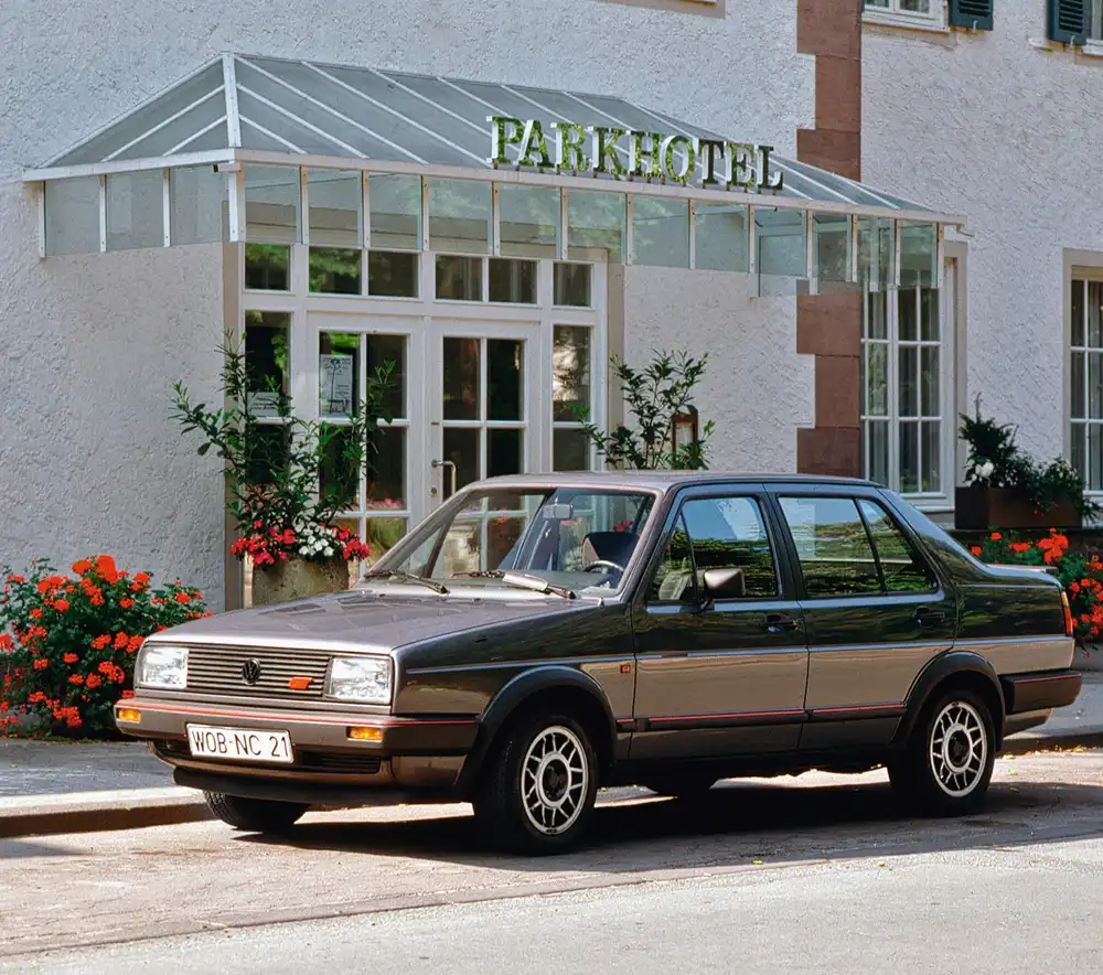 1984 folgt die Einführung der zwei- und viertürigen Stufenheckversionen Jetta.