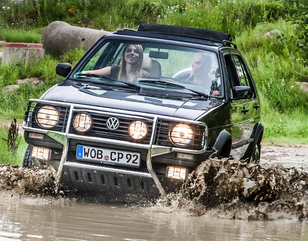 Im April 1990 erfolgt der Marktstart des Golf Country mit Allradantrieb und Offroadoptik sowie knapp 20 Zentimeter Bodenfreiheit.