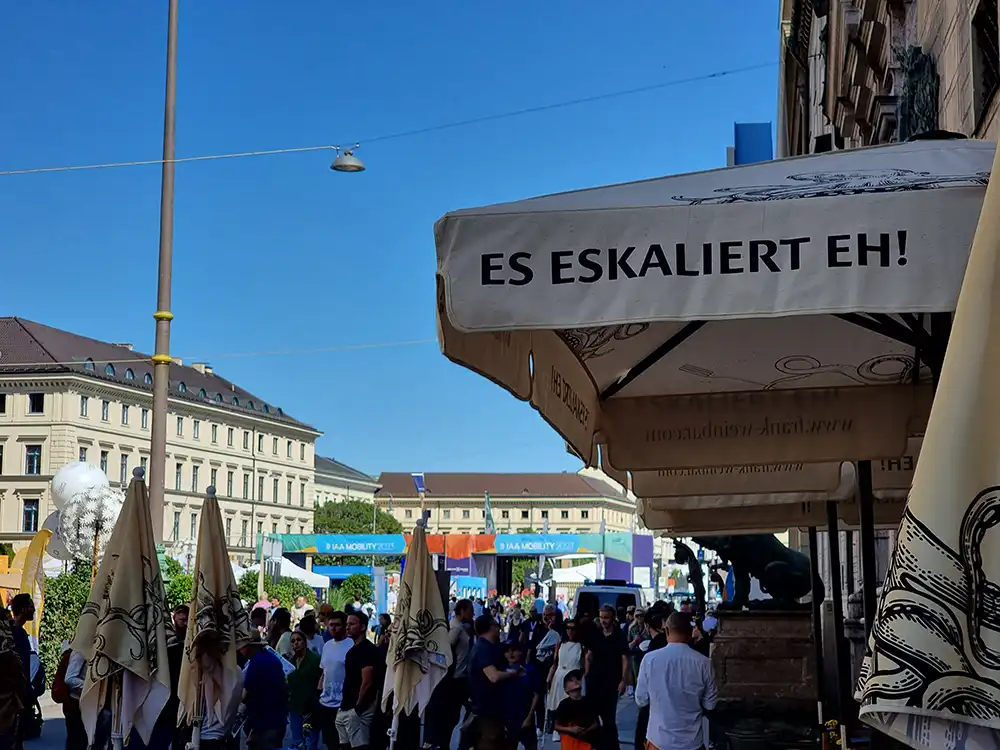 Umweltschützer befürchten die Eskalation des Weltklimas und wollen die IAA stören.