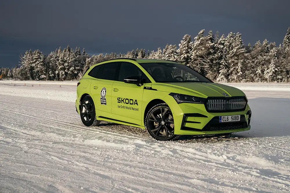 Ein Skoda Enyaq RS iV hat Anfang 2023 einen neuen Drift-Rekord aufgestellt.