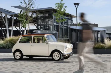 Mit seiner lediglich 3 Meter langen Karosserie ist der Ur-Mini auch als eMastered das perfekte Stadtauto. Foto: DBA